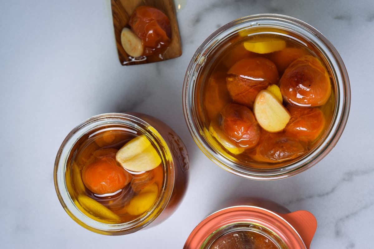 Too Easy Mushy Tomato and Garlic Bucatini